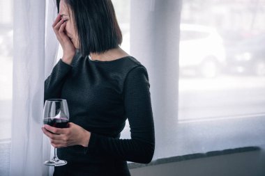 evde şarap bardağı ağlayan depresif kadın