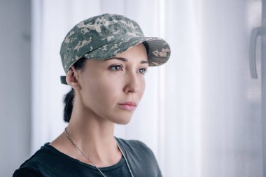 kopya alanı ile evde askeri üniformalı güzel kadın