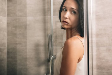 kopya alanı ile duş güzel yalnız depresif kadın