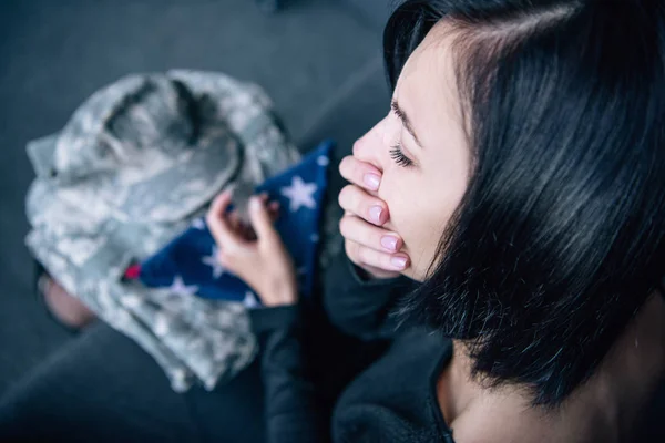 Depressieve Vrouw Met Militaire Kleding Bedekt Mond Huilen Thuis — Stockfoto