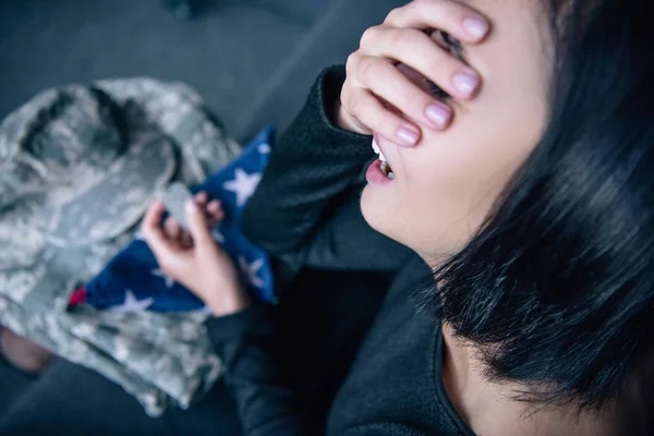 Депрессивная Женщина Военной Одежде Покрывает Лицо Плачет Дома — стоковое фото