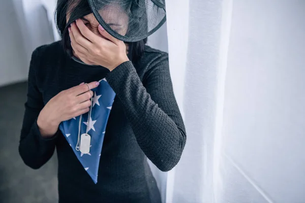 Llorando Mujer Sosteniendo Etiqueta Perro Plegado Bandera Americana Casa — Foto de Stock