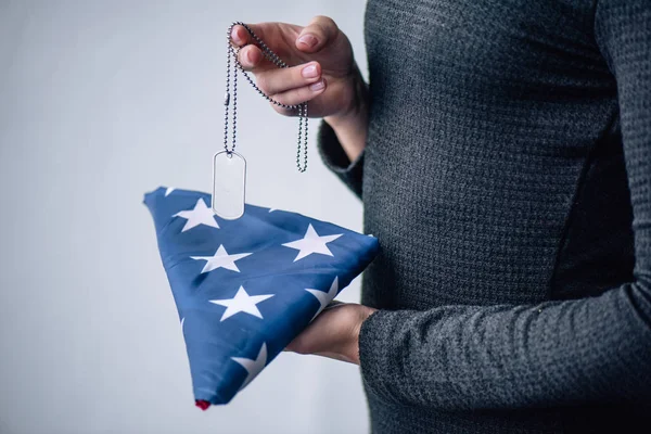 Recortado Vista Mujer Sosteniendo Etiqueta Perro Plegado Bandera Americana Casa —  Fotos de Stock