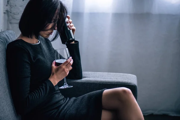 Depressieve Vrouw Zittend Bank Met Wijn Glas Thuis — Stockfoto