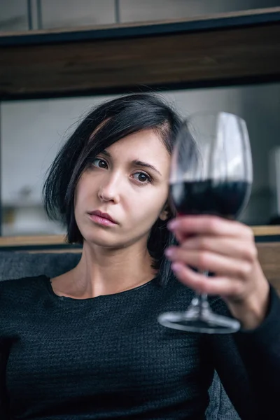 Depresso Donna Sola Con Bicchiere Vino Casa — Foto Stock