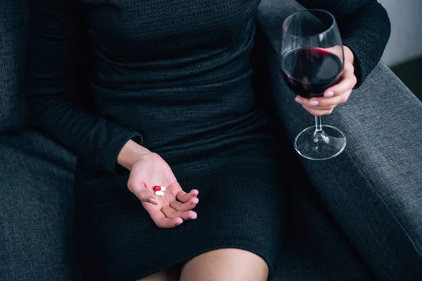 Teilbild Einer Frau Mit Weinglas Und Pillen Hause — Stockfoto
