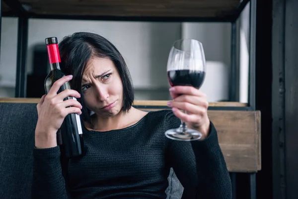 Deprimida Mujer Solitaria Con Botella Vino Vidrio Casa —  Fotos de Stock