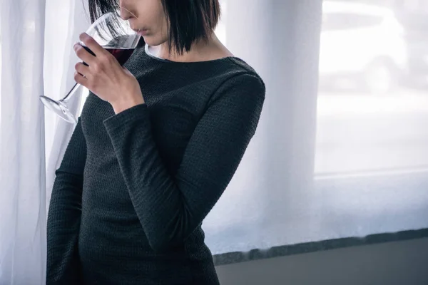 Περικομμένη Θέα Της Αναστατωμένης Γυναίκας Που Πίνει Κρασί Στο Σπίτι — Φωτογραφία Αρχείου