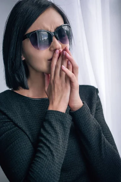 Samotna Kobieta Okulary Przeciwsłoneczne Obejmujące Usta Żał Domu — Zdjęcie stockowe