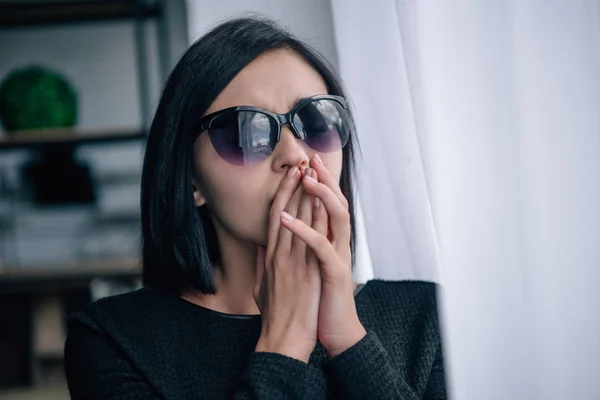 Deprimida Mujer Solitaria Gafas Sol Cubriendo Boca Duelo Casa — Foto de Stock