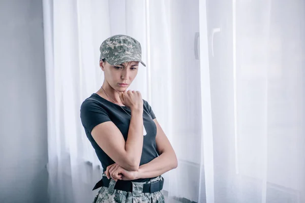 Donna Depressa Pensierosa Uniforme Militare Che Tocca Mento Casa — Foto Stock