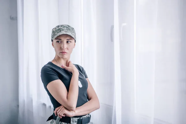 Mujer Deprimida Uniforme Militar Casa Mirando Hacia Otro Lado —  Fotos de Stock