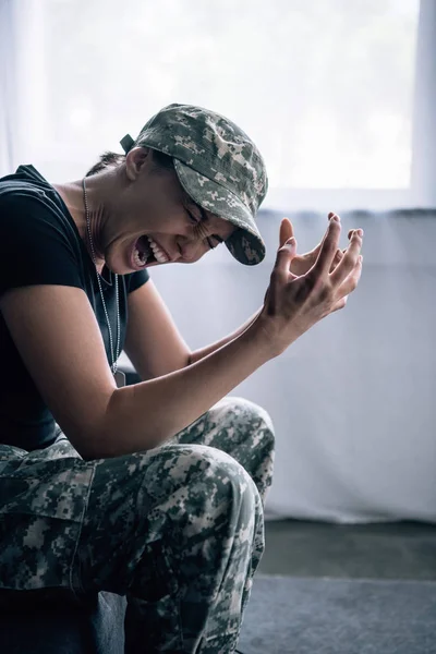 Κατάθλιψη Γυναίκα Στρατιωτική Στολή Κάθεται Στον Καναπέ Και Ουρλιάζοντας Στο — Φωτογραφία Αρχείου