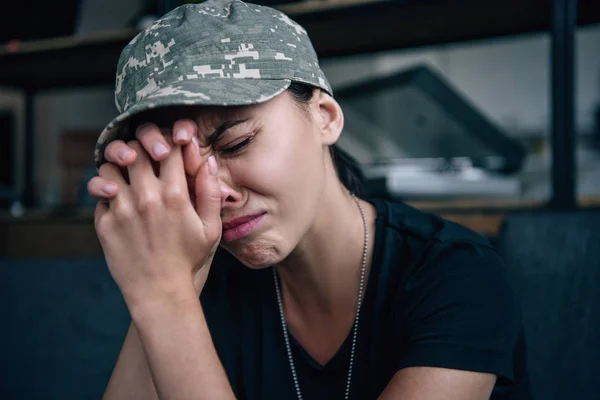 Mujer Deprimida Uniforme Militar Con Las Manos Cerradas Llorando Casa — Foto de Stock