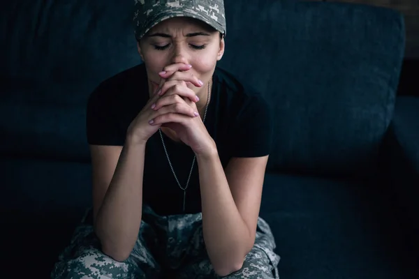 自宅で泣く軍服を着たうつ病の女性 — ストック写真