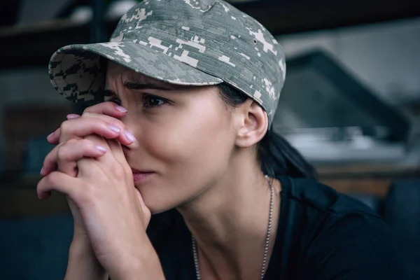 Mulher Deprimida Uniforme Militar Chorando Casa — Fotografia de Stock