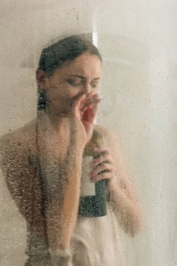 evde şarap şişesi ile duş yalnız depresif kadın