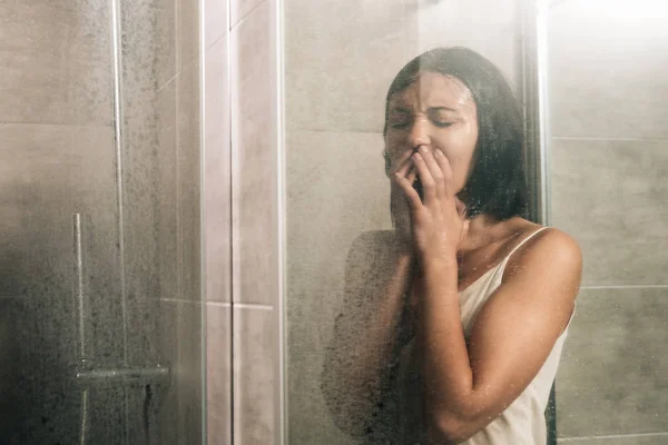 Mulher Deprimida Solitária Cobrindo Boca Chorando Chuveiro Casa — Fotografia de Stock