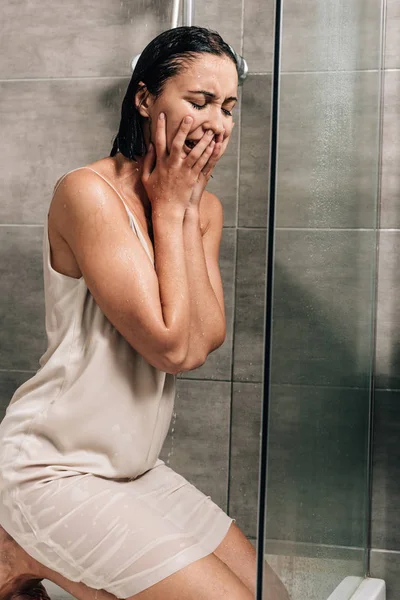 Solitaire Femme Frustrée Pleurer Dans Douche Maison — Photo