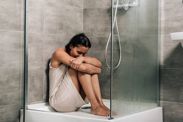 Mujer Preocupada Sola Sentada Ducha Casa —  Fotos de Stock