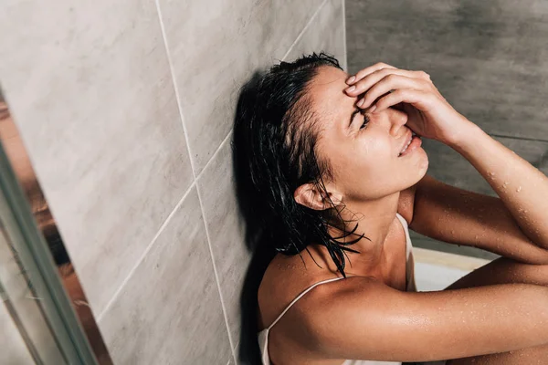 Üzgün Depresif Kadın Duş Oturan Evde Ağlıyor — Stok fotoğraf