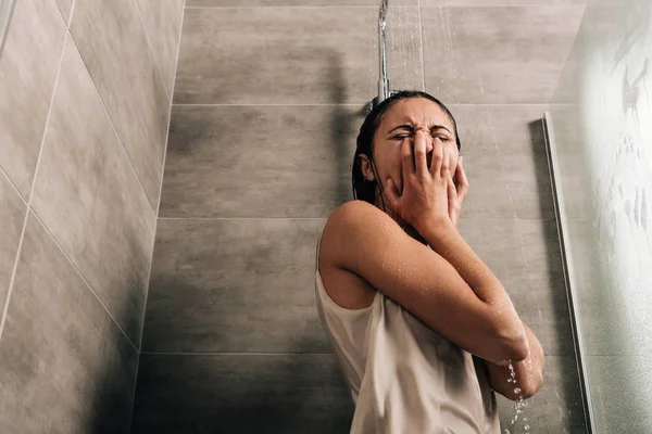 Mujer Triste Solitaria Llorando Ducha Casa Con Espacio Para Copiar — Foto de Stock