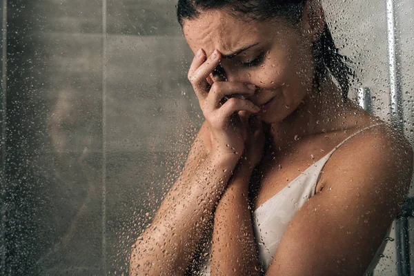 Vacker Sorglig Kvinna Som Täcker Ansikte Och Gråter Duschen Hemma — Stockfoto