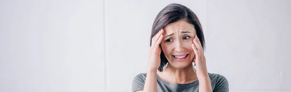 Colpo Panoramico Donna Bruna Depressa Che Tocca Viso Piange Casa — Foto Stock