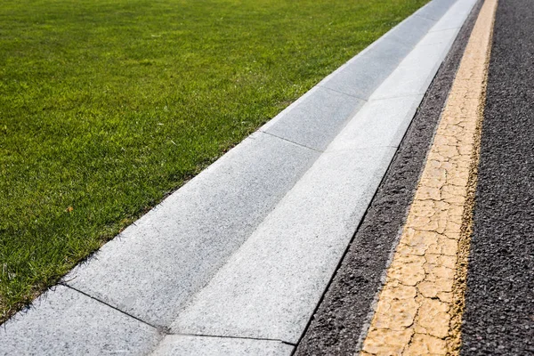 yeşil ve taze çim yakın yolda sınır yakın 