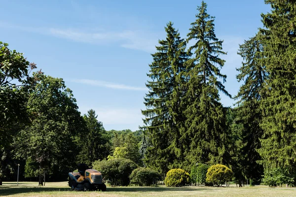 Parkta Ağaçların Yakınında Yeşil Çim Çim Biçme Makinesi — Stok fotoğraf