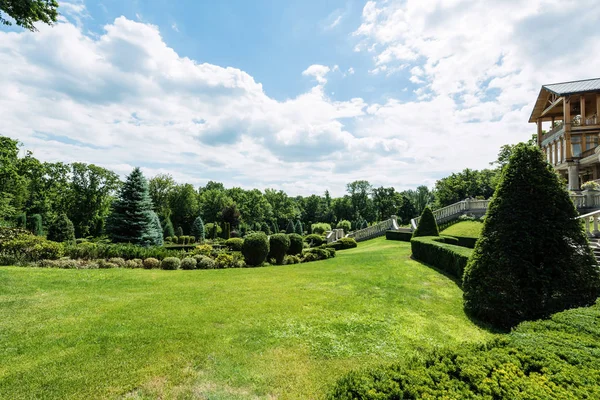 Maison Luxe Près Des Arbres Verts Sur Herbe Fraîche Dans — Photo