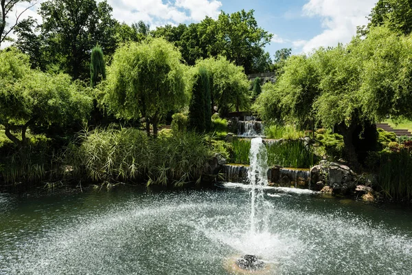 Éclaboussure Eau Près Fontaine Dans Étang Dans Parc Vert — Photo
