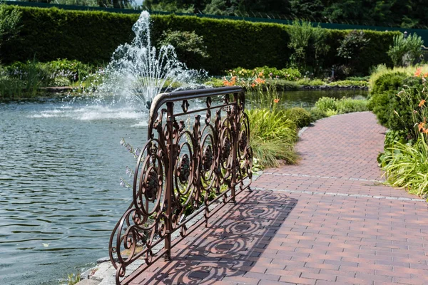 Selective Focus Metallic Fence Bridge Lake Fountain — Stock Photo, Image