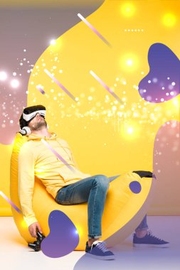 Kyiv, Ukrayna - 12 Nisan: Bir adam fantezi siber illüstrasyon ile sarı üzerine sanal gerçeklik kulaklığı takarak fasülye koltukta uyuyor
