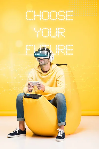 Άνθρωπος Στην Καρέκλα Τσάντα Φασόλι Εικονική Πραγματικότητα Ακουστικά Κίτρινο Επιλέξτε — Φωτογραφία Αρχείου