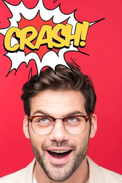 Heyecanlı, gözlüklü yakışıklı adam kırmızı harflerle izole bir şekilde yukarı bakıyor.