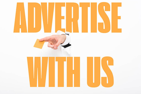 Обрезанный вид человека, держащего пустую визитку из отверстия в белой бумаге с рекламой с нами иллюстрации
