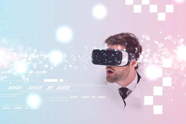 Sorprendido Hombre Realidad Virtual Auriculares Detrás Del Agujero Pared Con —  Fotos de Stock