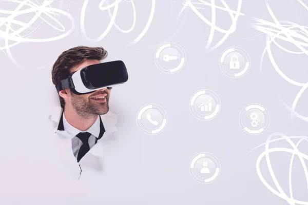 Homem Sorridente Realidade Virtual Headset Buraco Parede Com Brilhando Ilustração — Fotografia de Stock