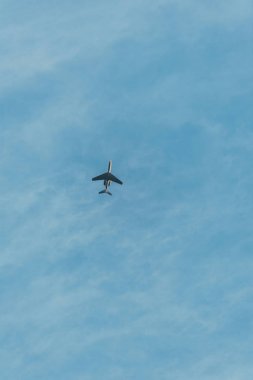 Mavi gökyüzünde uçan uçağın alt görünümü 