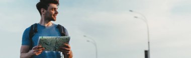 t-shirt tutan harita gülümseyen ve yakışıklı adam panoramik çekim 