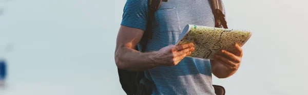 Vista Cortada Homem Shirt Com Mochila Segurando Mapa — Fotografia de Stock