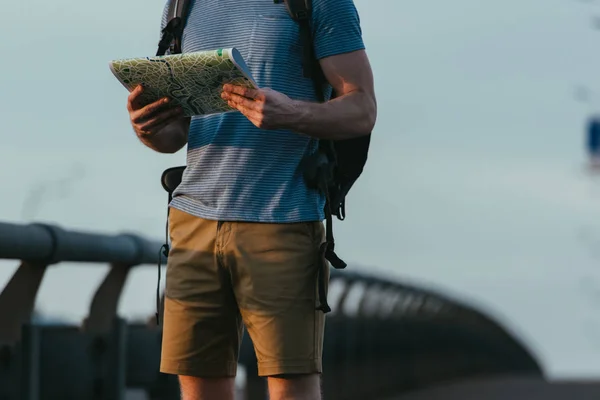 Vista Recortada Del Hombre Camiseta Con Mochila Sosteniendo Mapa — Foto de Stock