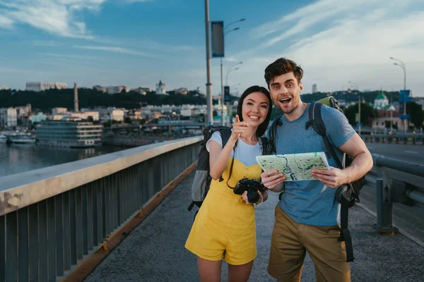 Guapo Hombre Sosteniendo Mapa Asiático Mujer Apuntando Con Dedo — Foto de Stock