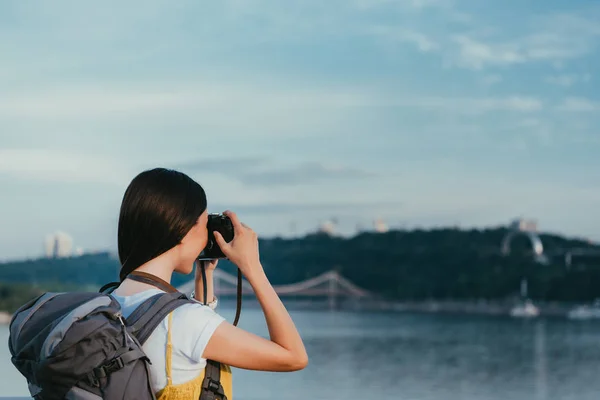 Sırt Çantası Fotoğraf Çeken Esmer Kadının Arka Görünümü — Stok fotoğraf