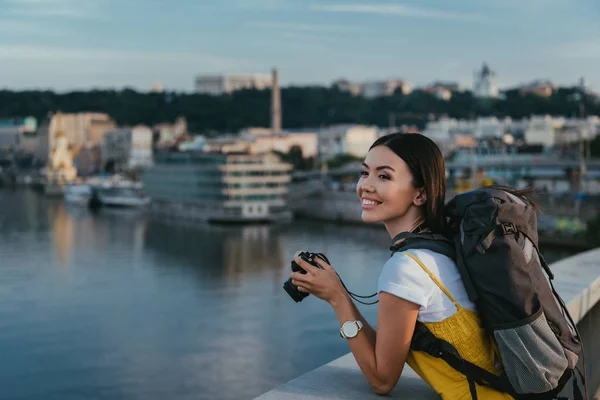 Attractive Asian Woman Backpack Holding Digital Camera — Stock Photo, Image