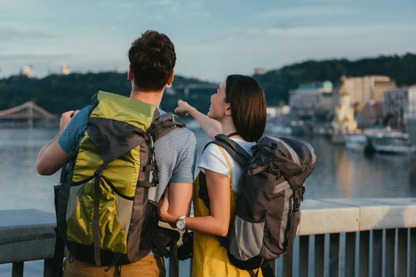 Back View Man Med Ryggsäck Och Kvinna Som Pekar Med — Stockfoto