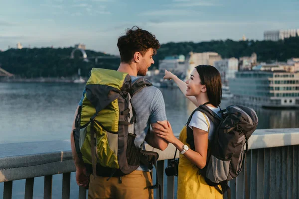 Vista Trasera Del Hombre Con Mochila Mujer Asiática Señalando Con —  Fotos de Stock