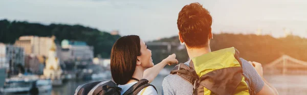 Plano Panorámico Hombre Con Mochila Mujer Señalando Con Dedo — Foto de Stock