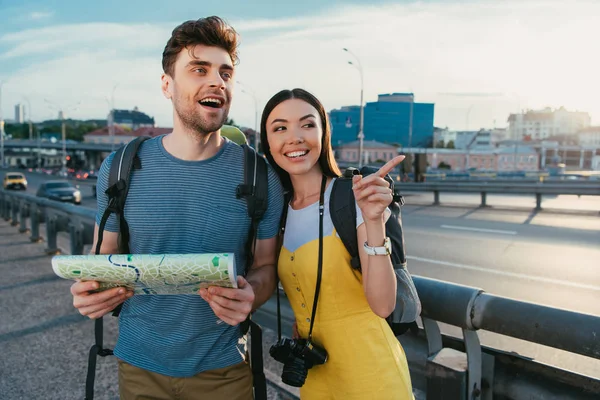 Guapo Hombre Sosteniendo Mapa Asiático Mujer Apuntando Con Dedo — Foto de Stock